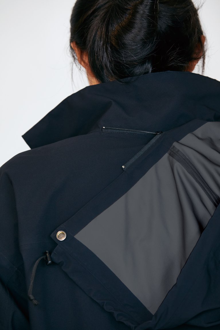 BUKE JK 04 - よりストリートでのスタイリングに合わせやすい、フード付きコーチジャケットタイプ。