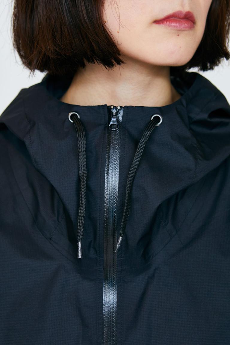 MATSU 03 - 街着やビジネスシーンに合わせやすい、ロング丈のレインコート